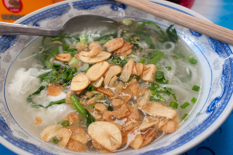 Noodle soup with fried garlic