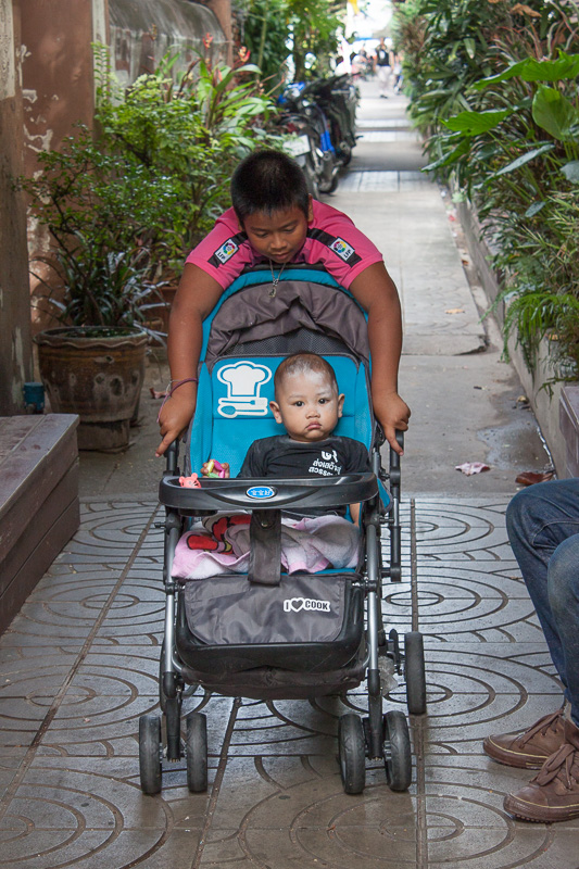 Low-tech kiddie mobile